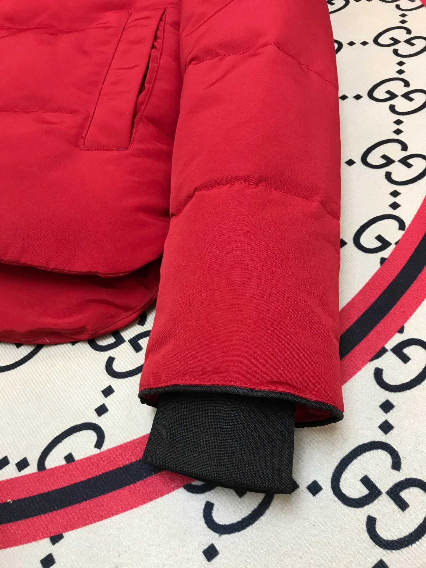 P640 Canada Goose MacMillan parka 17 styles for men and women, short style without fur collar, Arctic and Antarctic scientific expedition teams and others choose Canada Goose as their winter wear, the Rolls-Royce of down jackets. ➖ Industry-leading anti-counterfeiting chip sensing. ➖ Imported Behringer embroidery machines and customized embroidery labels, the highest level and industry leading. ➖ Imported Korean 21-count polyester-cotton blended original fabric, TC85 waterproof coated fabric, water-repellent, windproof and wear-resistant. ➖ The new national standard 80 white duck down is filled with an average of 520 grams of down. The amount of down filled is industry-leading. ➖ 100% nylon lining with double double-layer sealing design to prevent velvet running, and seamless thread design on the cuffs! ➖ Western Canadian Green Wolf Collar. ➖ Yoshida YKK provides original factory-customized electroplated sliders. YKK two-way lockable zippers are tight and smooth and do not peel off paint. ➖ 3M composite Velcro is durable and the accessories and hardware are all custom-made. Note: Our copywriting is only simple and clear. Instead of bragging about the copywriting, it is better to compare and understand with samples. Only for the purest goose, the most dedicated, the most professional, the highest quality, the highest cost performance! Color: green gray red off-white navy black SIZE: S-XXL [with size chart]